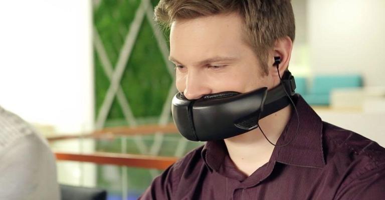 جهاز يوفر خاصية التحدث بالهاتف أمام الآخرين دون أن يستمعوا لمكالمتك