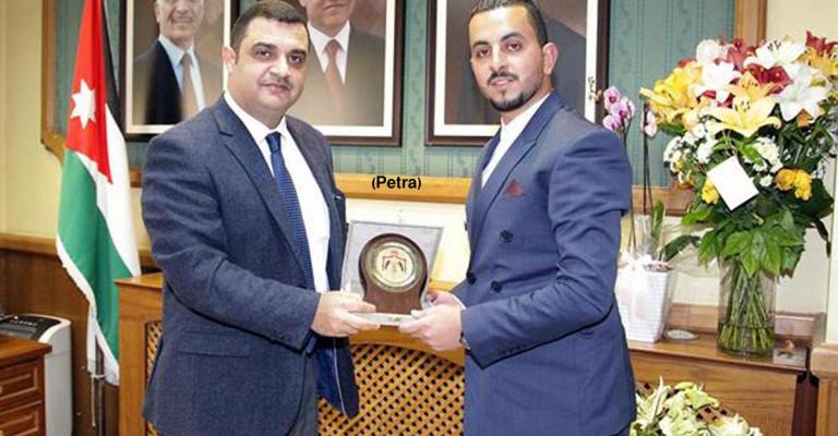 تكريم شاب كشف قرب انهيار مباني الجوفة