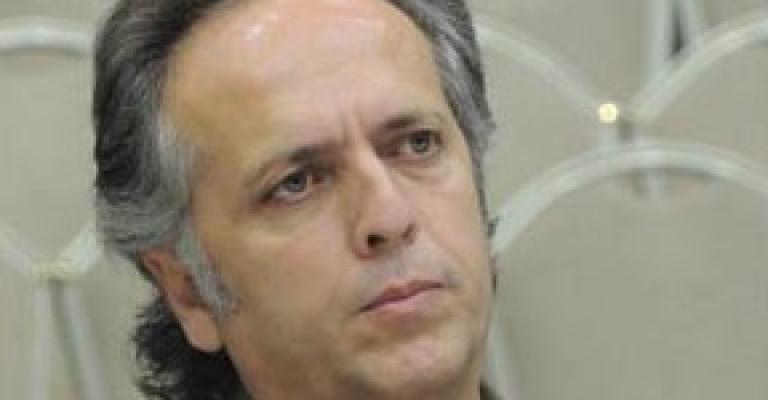 المخرج حرب يعيد إحياء مسرح المقهى المخرج حرب يعيد إحياء مسرح المقهى