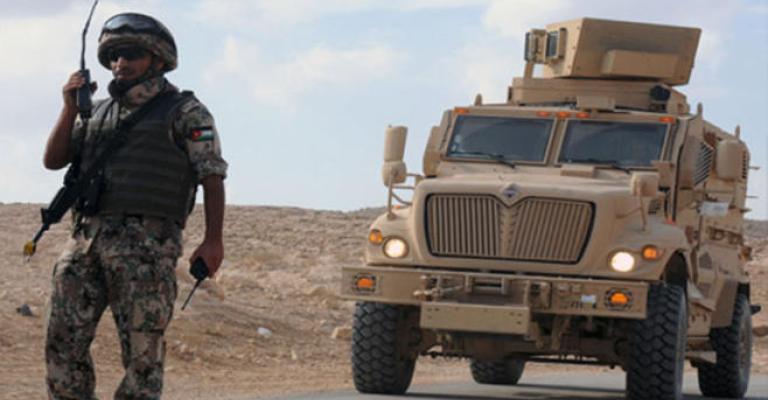 حرس الحدود تقبض على 5 متسللين وتضبط بحوزتهم مخدرات حرس الحدود تقبض على 5 متسللين وتضبط بحوزتهم مخدرات