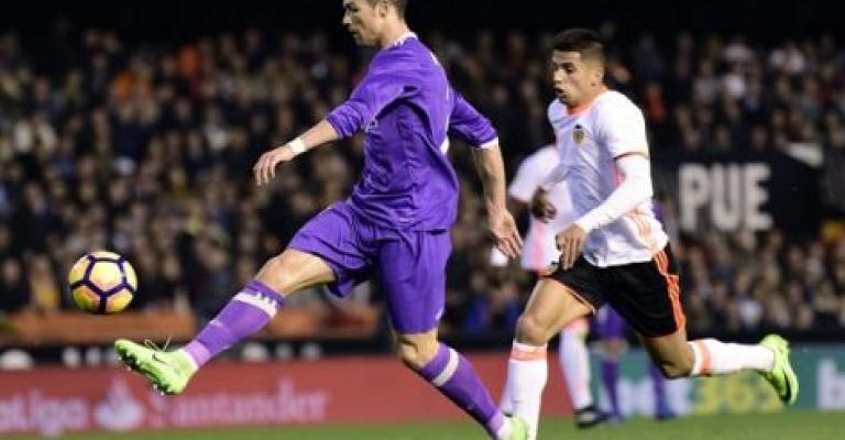 فالنسيا يُشعل صراع الليغا بفوزه على ريال مدريد