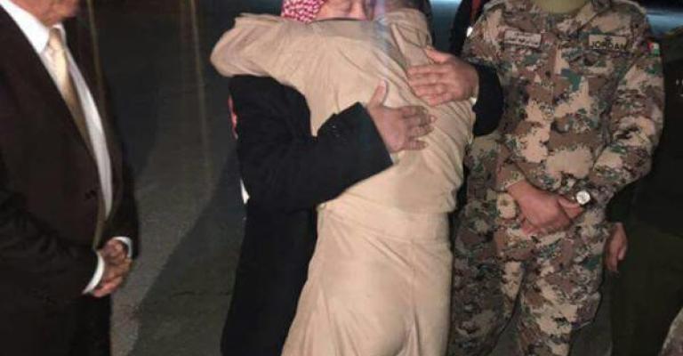 وصول الطيار نباص إلى المملكة بعد تحطم طائرته في السعودية وصول الطيار نباص إلى المملكة بعد تحطم طائرته في السعودية