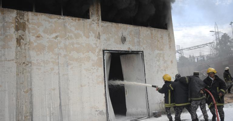 إخماد حريق مبنى قديم في العاصمة