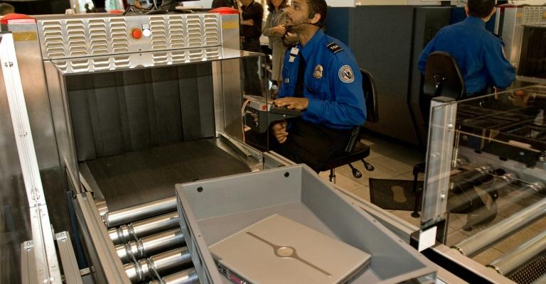 لندن تنضم لواشنطن بمنع الالكترونيات بالرحلات الجوية بما يشمل "الملكية" لندن تنضم لواشنطن بمنع الالكترونيات بالرحلات الجوية بما يشمل "الملكية"