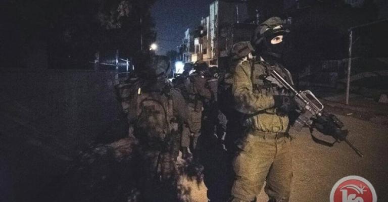 اعتقال 13 فلسطينا في الضفة الغربية اعتقال 13 فلسطينا في الضفة الغربية