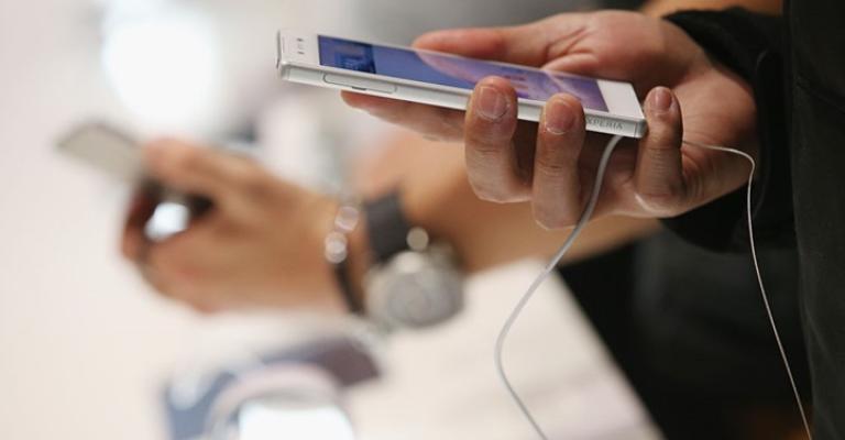 هاتف نقال يتسبب في صعقة كهربائية لصاحبه