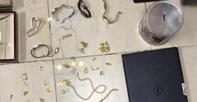 القبض على مجموعة امتهنت خطف الحقائب والسرقات القبض على مجموعة امتهنت خطف الحقائب والسرقات