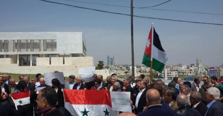 وقفة أمام السفارة السورية تنديدا بـ"العدوان" الأمريكي وقفة أمام السفارة السورية تنديدا بـ"العدوان" الأمريكي