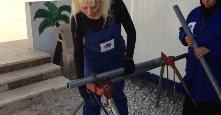 أردنيّات وسوريّات... أيادٍ ناعمة تحترف السباكة أردنيّات وسوريّات... أيادٍ ناعمة تحترف السباكة