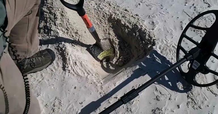 ضبط 4 أجهزة كشف عن المعادن ضبط 4 أجهزة كشف عن المعادن