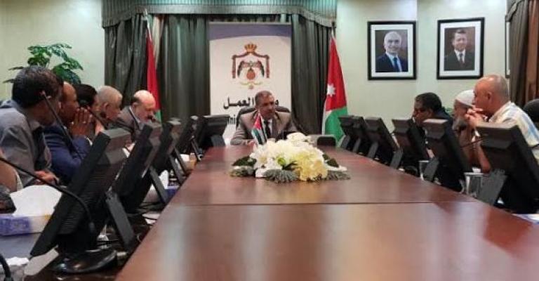 توقيع عقد عمل جماعي للعاملين في مصانع الاسمنت