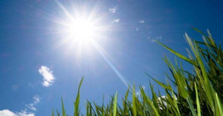 أجواء مشمسة نهارا ولطيفة مساء