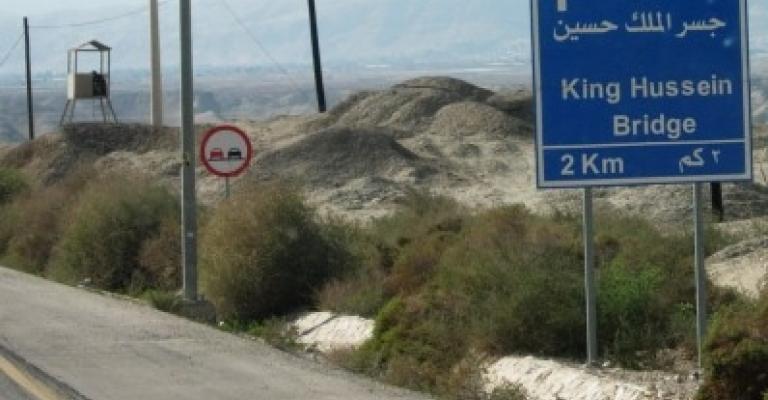 حركة السفر امام القادمين والمغادرين عبر جسر الملك حسين