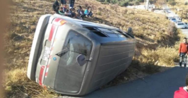 جرش: 12 إصابة إثر تدهور حافلة