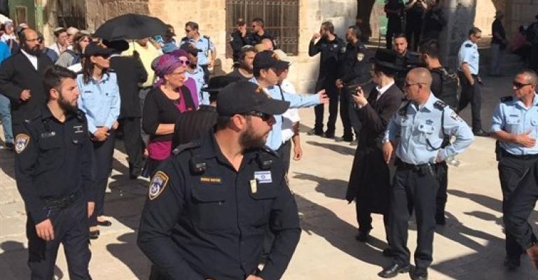 مسيرة لمستوطنين في الأقصى ومنع المصلين من دخوله