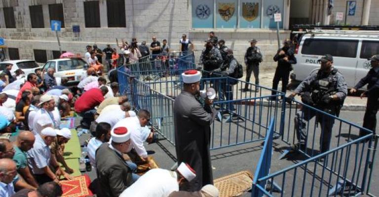 الصلاة على أبواب الأقصى المغلقة الصلاة على أبواب الأقصى المغلقة