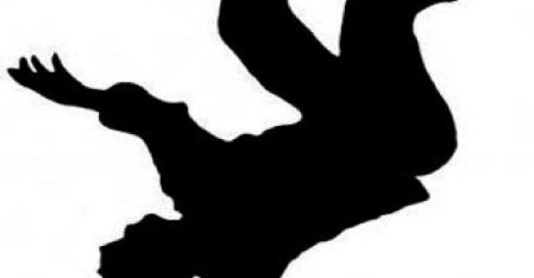 وفاة طفل إثر سقوطه عن سطح المنزل