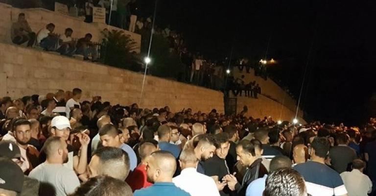 إصابات بين المصلين بمواجهات مع قوات الاحتلال بمحيط الأقصى