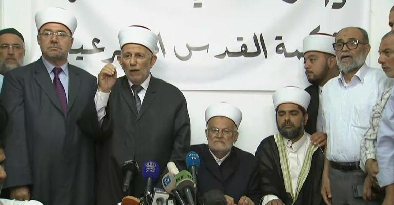 المرجعيات المقدسية تقرر العودة للصلاة في الأقصى