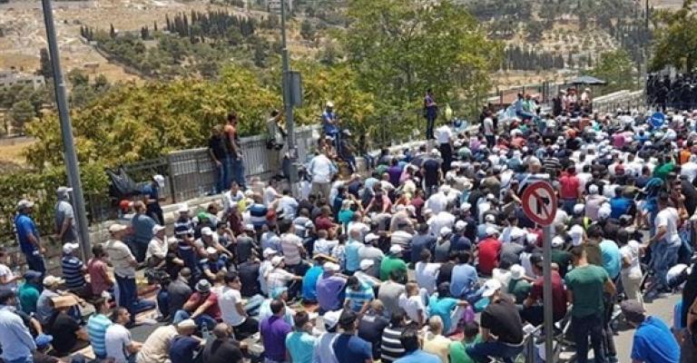 آلاف المقدسيين يصلون الجمعة في محيط الأقصى
