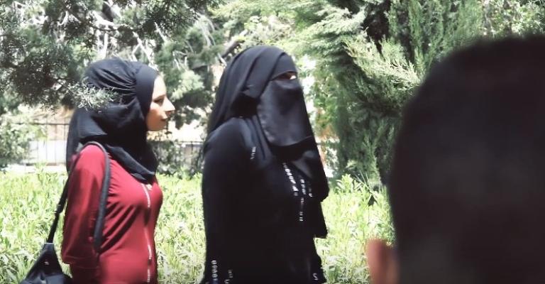 الحرية مش على مزاجك.. الفتاة المحجبة