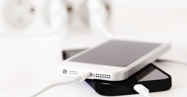 ماذا يحصل في حال شراء شاحن مقلد لهاتفك الذكي؟