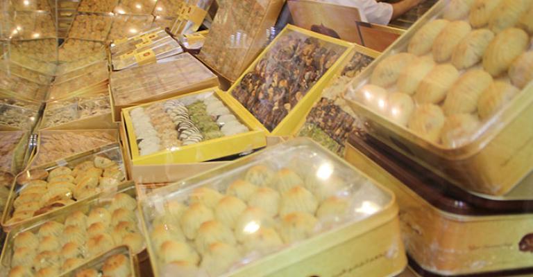 أصحاب محلات الحلويات يترقبون ليلة العيد