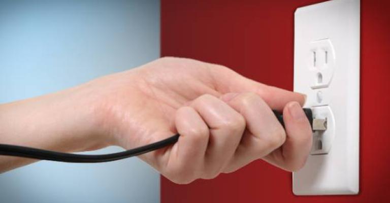 عمان: أراد أن يؤدب ابنه.. فقتله صعقا بالكهرباء عمان: أراد أن يؤدب ابنه.. فقتله صعقا بالكهرباء