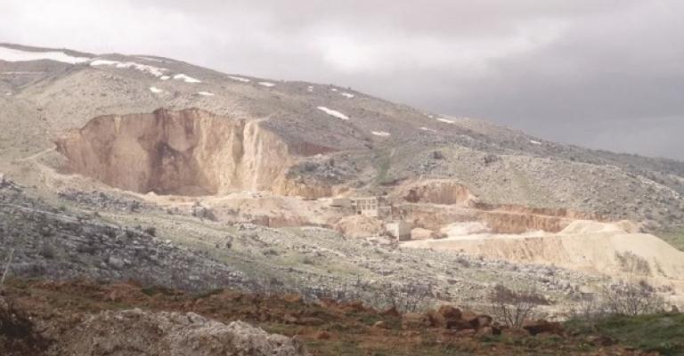 وفاة شخص وإصابة اخر اثر سقوطهما في حفرة