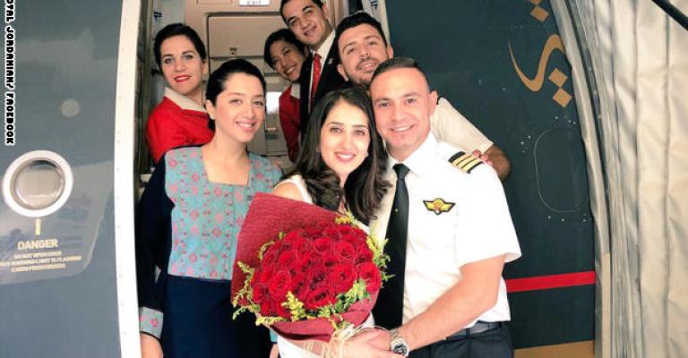 بخاتم ألماس وورد أحمر.. الرومانسية تطغى على أجواء رحلة الملكية الأردنية !