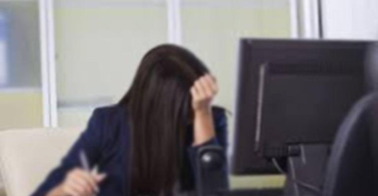 السكرتيرات.. ساعات عمل طويلة وأجور متدنية