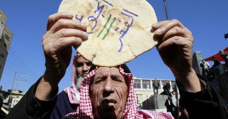 خبير اقتصادي: الحكومة تراجعت عن رفع أسعار الخبز (شاهد)