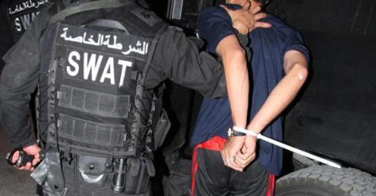 قوة أمنية تداهم مطلوباً خطيراً ومسلحاً