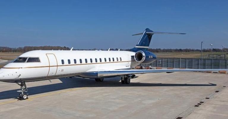 طائرة مصنوعة من بلورات الألماس الطبيعي طائرة مصنوعة من بلورات الألماس الطبيعي