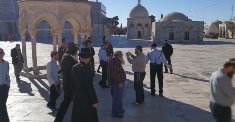 مستوطنون يتجولون على صحن قبة الصخرة