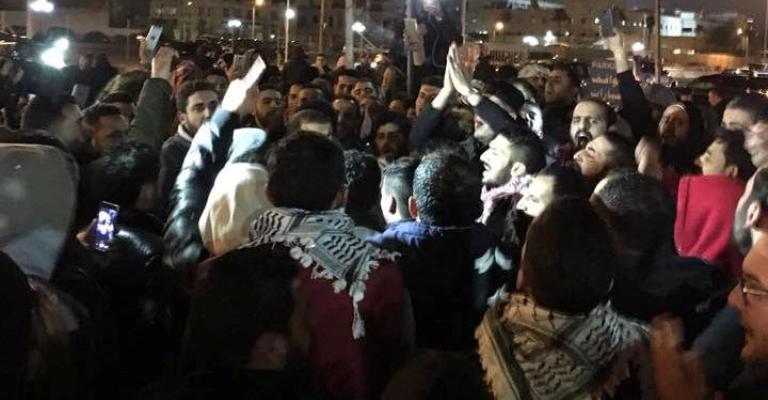 احتجاجات شعبية والسفارة الأمريكية تحذر رعاياها احتجاجات شعبية والسفارة الأمريكية تحذر رعاياها