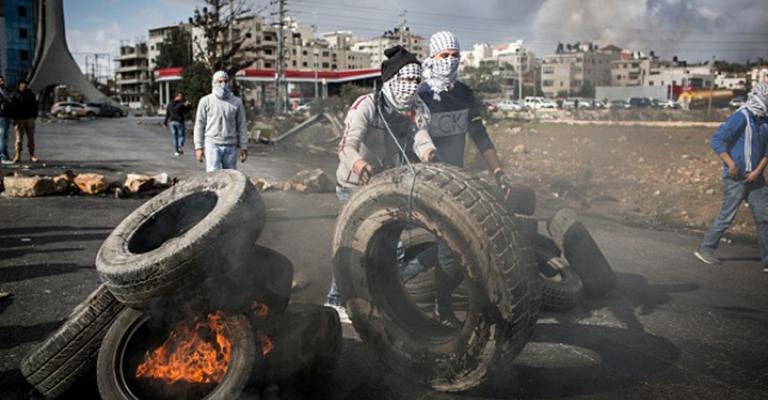 إصابات في مواجهات متواصلة مع الاحتلال في القدس (شاهد)