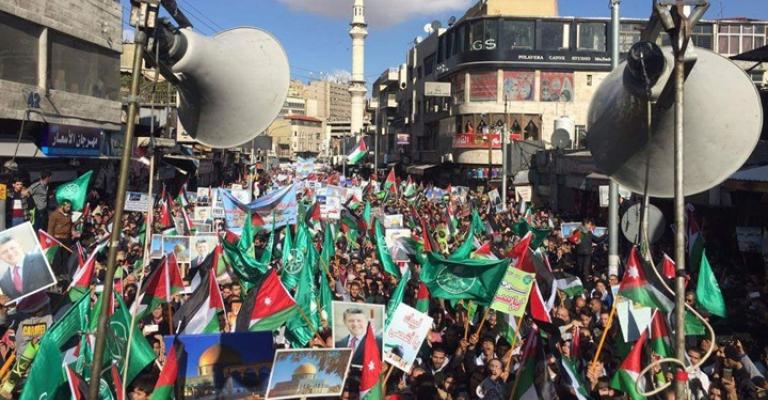 مسيرات حاشدة في المحافظات رفضا لقرار ترامب (صور) مسيرات حاشدة في المحافظات رفضا لقرار ترامب (صور)