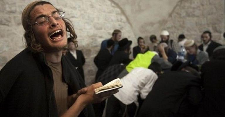 مستوطنون متطرفون يؤدون طقوساً تلمودية صامتة في الأقصى مستوطنون متطرفون يؤدون طقوساً تلمودية صامتة في الأقصى