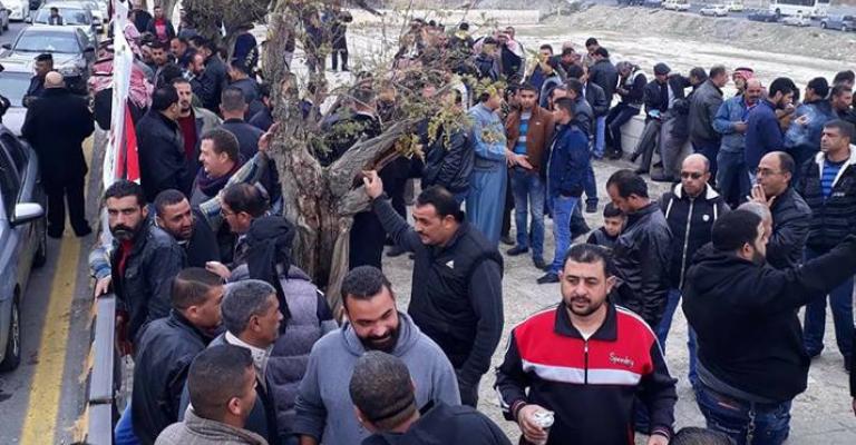 نقابة اصحاب الشاحنات تعتصم أمام "النواب" نقابة اصحاب الشاحنات تعتصم أمام "النواب"