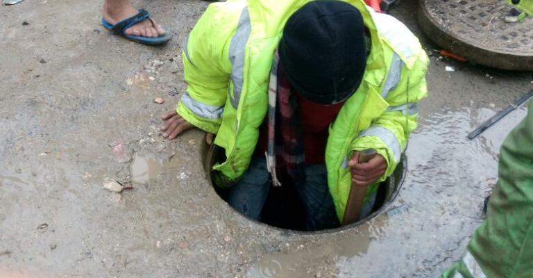 أجهزة الامانة تعمل على معالجة إرتفاع منسوب المياه في عبارة كوزمو قرب تقاطع النهضة أجهزة الامانة تعمل على معالجة إرتفاع منسوب المياه في عبارة كوزمو قرب تقاطع النهضة