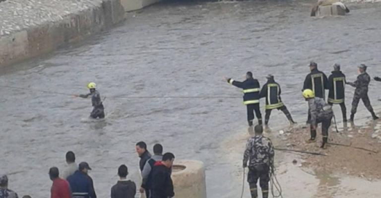 مواصلة البحث عن شاب غرق سيل الزرقاء مواصلة البحث عن شاب غرق سيل الزرقاء