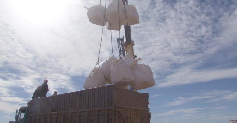 الأردن يستمر بإدخال مساعدات إنسانية لـ "الركبان" الأردن يستمر بإدخال مساعدات إنسانية لـ "الركبان"