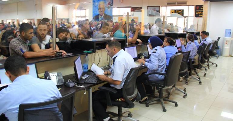 الاحتلال يمنع سفر 15 مواطنًا من معبر الكرامة الاحتلال يمنع سفر 15 مواطنًا من معبر الكرامة