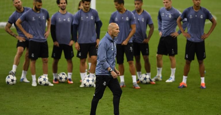 لماذا يجب على ريال مدريد عدم إقالة زيدان