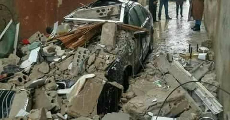 سقوط واجهة منزل على مركبة في البقعة سقوط واجهة منزل على مركبة في البقعة