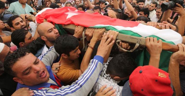 عائلات ضحايا السفارة وزعيتر يتسلمون تعويضاتهم رسميا عائلات ضحايا السفارة وزعيتر يتسلمون تعويضاتهم رسميا