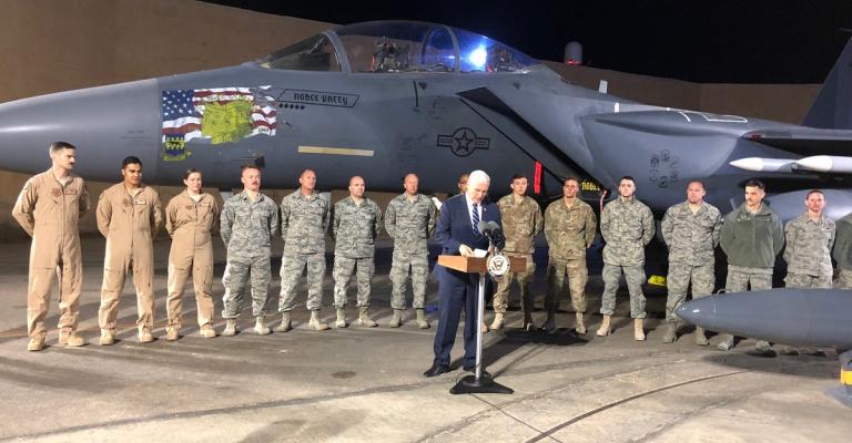 بنس يزور قاعدة عسكرية أمريكية بالقرب الحدود السورية-الاردنية بنس يزور قاعدة عسكرية أمريكية بالقرب الحدود السورية-الاردنية