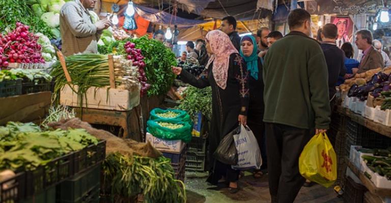 مواطنون: توفير الاحتياجات الأساسية أصبح أمرا صعبا مواطنون: توفير الاحتياجات الأساسية أصبح أمرا صعبا