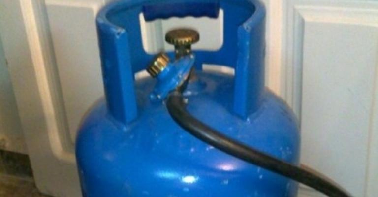 تحديد هوية شاب ظهر في فيديو يهدد اخوته بالغاز وتأمينهم